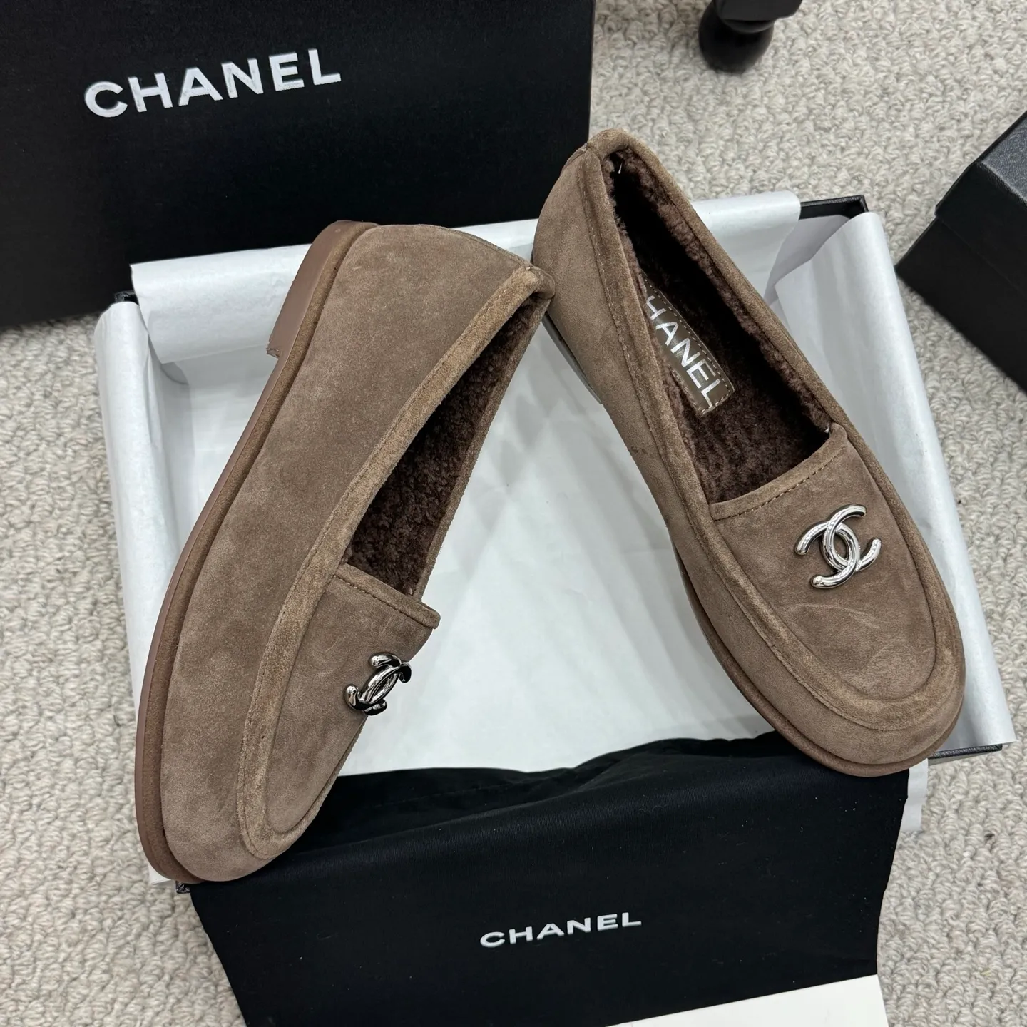 👟👟Ex-factory price 600👟👟 Classic model 🇨🇳ChaneL 25K Teddy fur loafers Simple and high-end design, super versatile! Double C logo embellishment! Imported suede has the texture of natural animal leather visible to the naked eye! The top version is stress-free when entering and exiting the cabinet. It has a bookish texture on the feet and feels great on the feet. Versatile item. ✅Upper: Customized imported suede. ✅Inner lining: imported lamb wool. ✅Outsole: imported genuine leather. ✅Size: 35-40. ✅Comes with a full set of packaging.